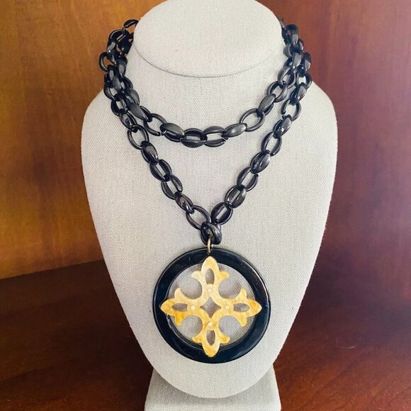 Lucite Maltese Cross Round Pendant Necklace Lightweight - Picture 2 of 3